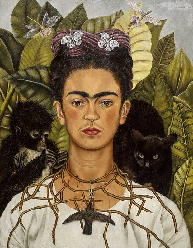 Frida Kahlo, Portrait au collier et au colibri, Nickolas Muray Collection, Harry Ransom Humanities Research Center, The University of Texas at Austin © 2007 Banco de México Diego Rivera & Frida Kahlo Museums Trust. Av. Cinco de Mayo No. 2, Col. Centro, Del. Cuauhtémoc, 06059, México D.F.. Photo ©Flickr/libby rosof