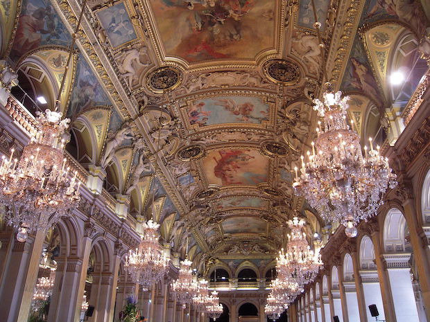 Découvrez le plafond richement orné de la salle des fêtes de l'Hôtel de Ville. Photo ©Wikimedia Commons/patrick janicek