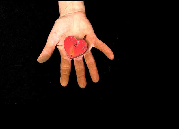 Dans son installation vidéo Le Cimetière de l'amour, l'artiste manipule un à un les cadenas. ©Carmen Mariscal
