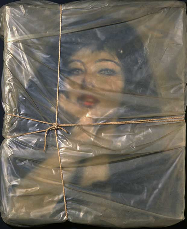 Christo, Portrait empaqueté de Jean-Claude, 1963, collection Museum of Contemporary Art San Diego ©Chrisitna Baur, Basel