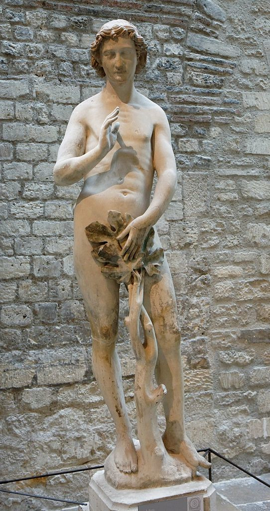 Adam Vers 1260, calcaire lutétien, 200 x 73 x 41 cm, provient de Notre-Dame de Paris (Wikimedia Commons)