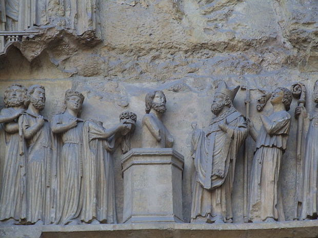 Le baptême de Clovis représenté sur le tympan de la cathédrale de Reims. Photo Wikimedia Commons/Mattana