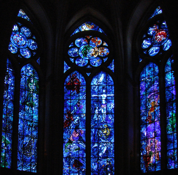 Vitraux de Marc Chagall (1974) de la cathédrale de Reims dans une chapelle de l'abside. Photo Flickr/Jean-Pierre Dalbéra