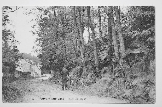 Carte postale ‘rue Daubigny, Auvers-sur-Oise’ dans laquelle le tableau ‘Racines’ (1890) de Van Gogh a été reconnu, 1900-1910, ©arthénon