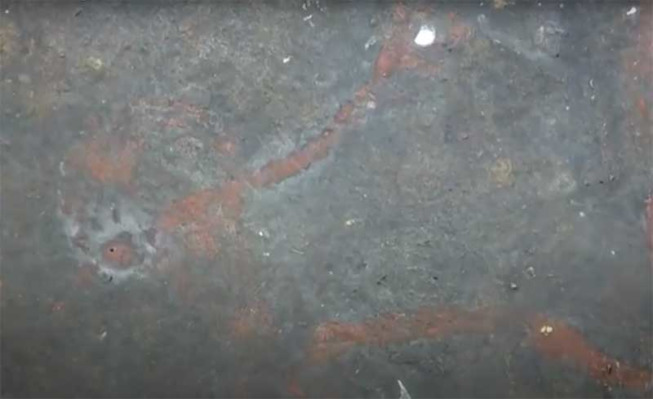 Peintures rupestres de plus de deux mille ans découverte dans une grotte du parc Sam Roi Yot en Thaïlande. Capture vidéo « Thai archaeologists hunt ancient artwork » de PressTV Channel.