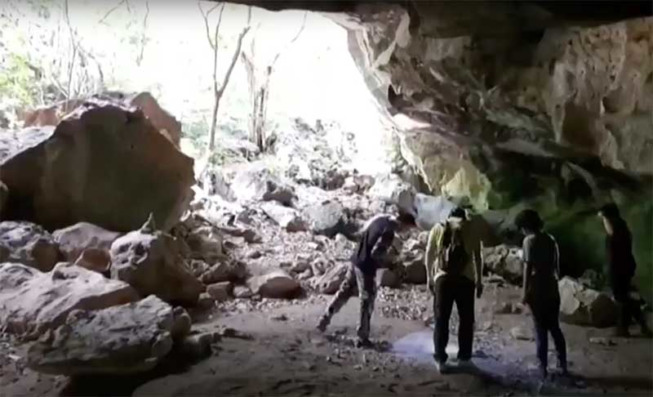 Les archéologues thaïlandais à l’origine de la découverte des peintures rupestres. Capture vidéo « Thai archaeologists hunt ancient artwork » de PressTV Channel
