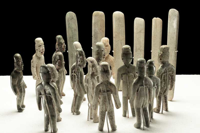 Offrande du site de La Venta : ensemble de 16 figurines et 6 haches-stèles moniatures, 800-600 av. J.-C., jade, serpentine et granit, Museo Nacional de Antropologia, Mexico ©DR, Secretaria de Cultura-INAH