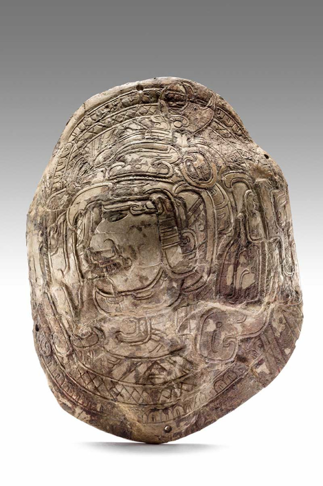Carapace de tortue gravée, site de Cerro de las Mesas (Veracruz, Mexique), 100-300 ap. J.-C., carapace de tortue, 10,8 x 16,3 x 20,5 cm, Mexico, Museo Nacional de Antropología ©Archivo Digital de las Colecciones del Museo Nacional de Antropología. INAH-CANON. DR. Secretaría de Cultura-INAH