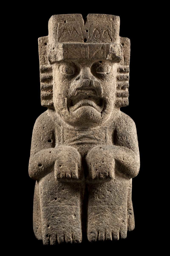 Personnage assis, monument 52, site de San Lorenzo-Tenochtitlán (Veracruz, Mexique), 1200-600 av. J.-C., basalte, 91,9 x 47,9 x 38,5 cm, Mexico, Museo Nacional de Antropología. ©Archivo Digital de las Colecciones del Museo Nacional de Antropología. INAH-CANON. DR. Secretaría de Cultura-INAH