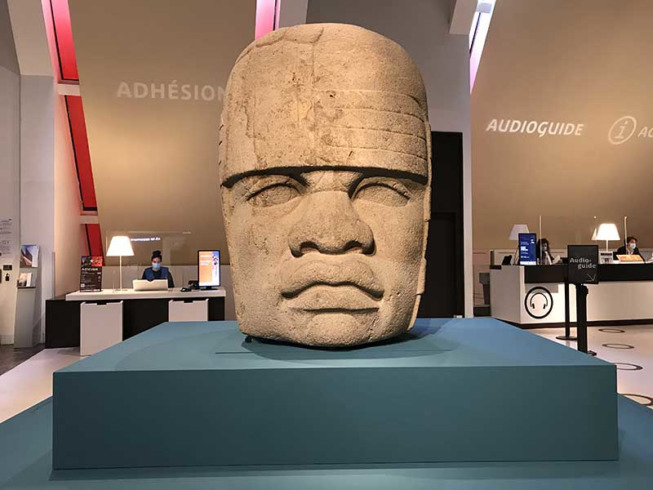 Tête colossale de San Lorenzon, 12500-900 av. J.-C., présentée au musée du quai Branly-Jacques Chirac jusqu'au 25 juillet 2021 dans l'exposition « Les Olmèques et les cultures du golfe du Mexique » ©Agathe Hakoun