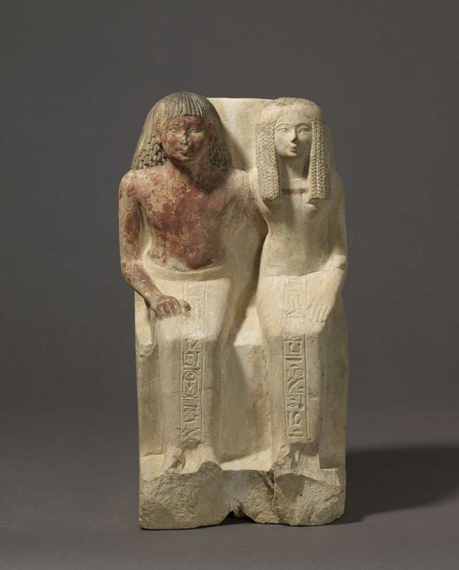 Statue du confiseur d’Amon Samout et de sa femme, la dame Moutnefert, v. 1479-1400 av. J.-C., calcaire peint, 37,4 x 20,9 cm PARIS, MUSÉE DU LOUVRE. ©PHOTO DE PRESSE RMN.