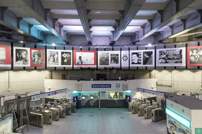 Un avant-goût de l'exposition « Noir & Blanc » à la station Saint-Michel ©Nicolas Krief pour la RMN-Grand Palais/Conception graphique : Aurore Brunet